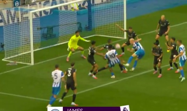 英超8月最佳扑救：曼城门将特拉福德扑出范赫克的射门