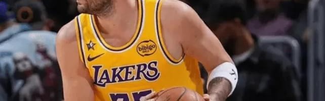 开云官方平台-湖人复仇迎连胜，东契奇满分詹姆斯优秀，两替补也进红榜